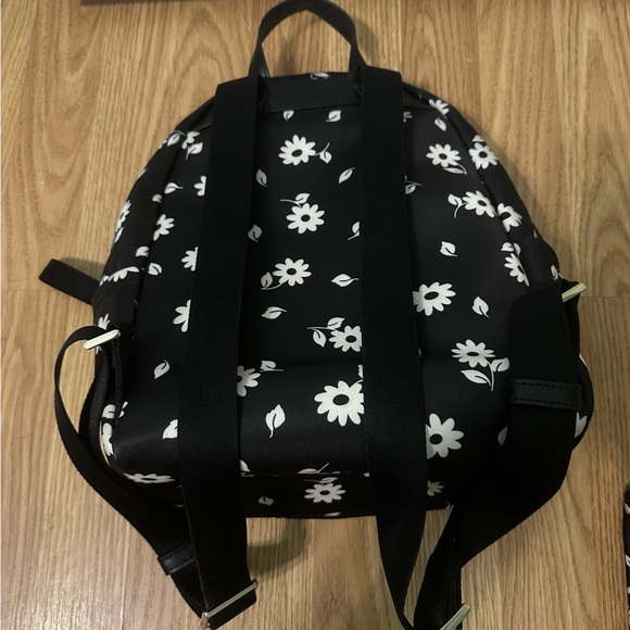 kate spade chelsea daisy print medium backpack - Picture 2 of 6
